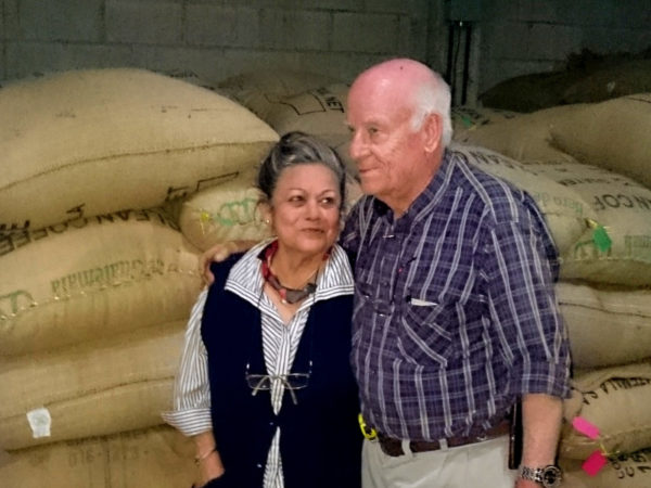 "Don Horst" auf Flor del Rosario mit seiner Frau vor den frisch abgefüllten Kaffeesäcken