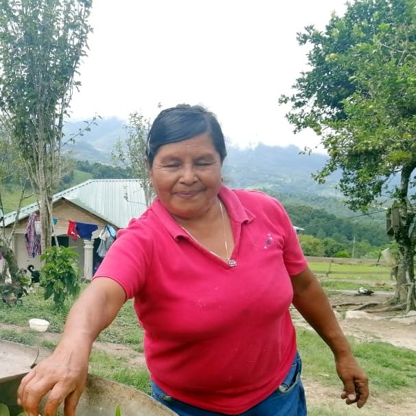Kaffeefarmerin Seniora Rivera aus Honduras beim Kochen vor dem Haus.