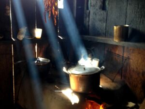 Auf dem Bild ist die Küche der Farmfamilie Montenegro zu sehen. Auf dem Ofen steht über einem offenem Feuer ein Kessel, in dem gerade das Essen zubereitet wird.